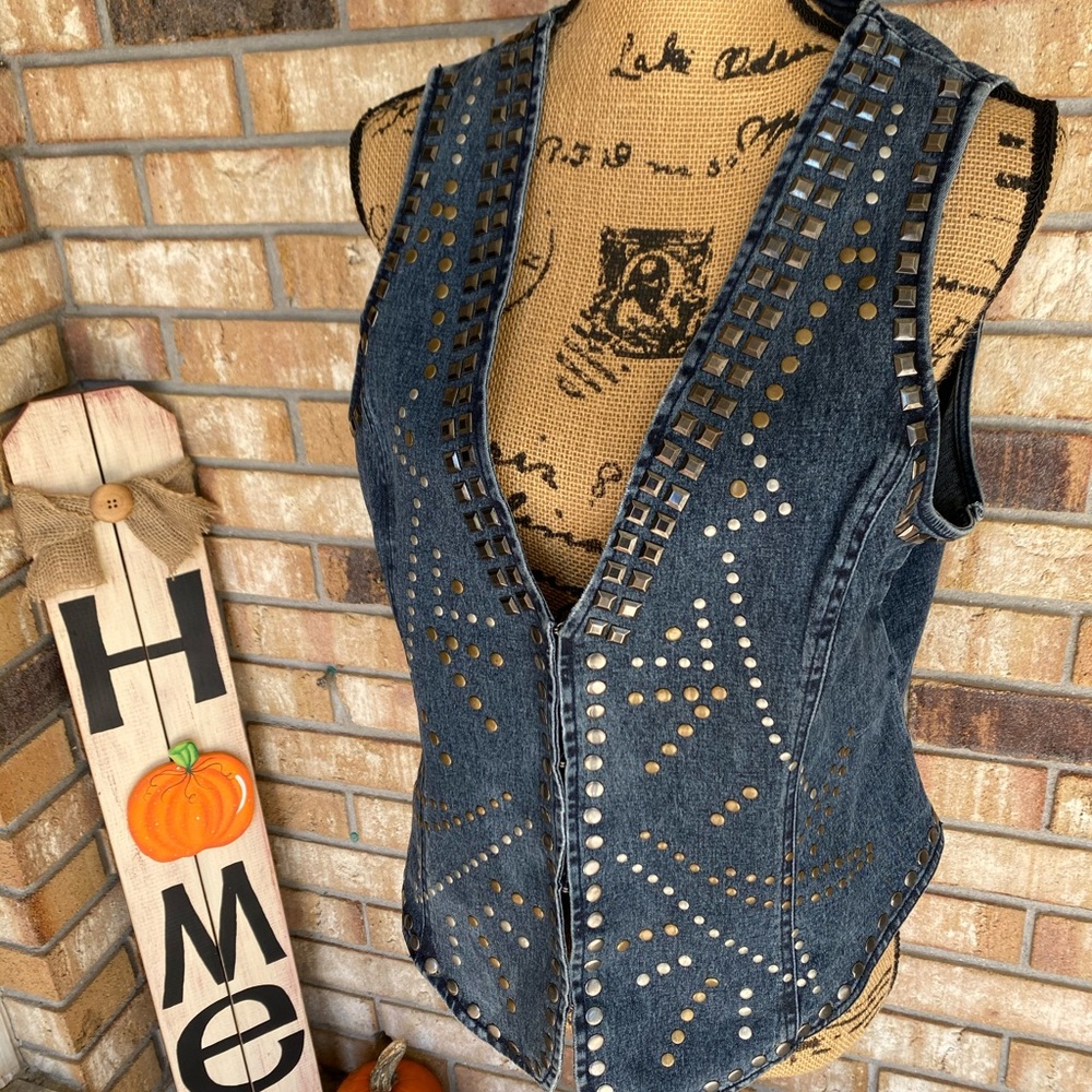 🔥Like newstudded denim ((like new)) - Picture 1 of 3